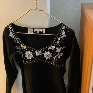 LEW MAGRAM PRETTY BLACK V-NECK LONG SLEEVE TOP WITH WHITE BEADED DESIGN ON FRONT